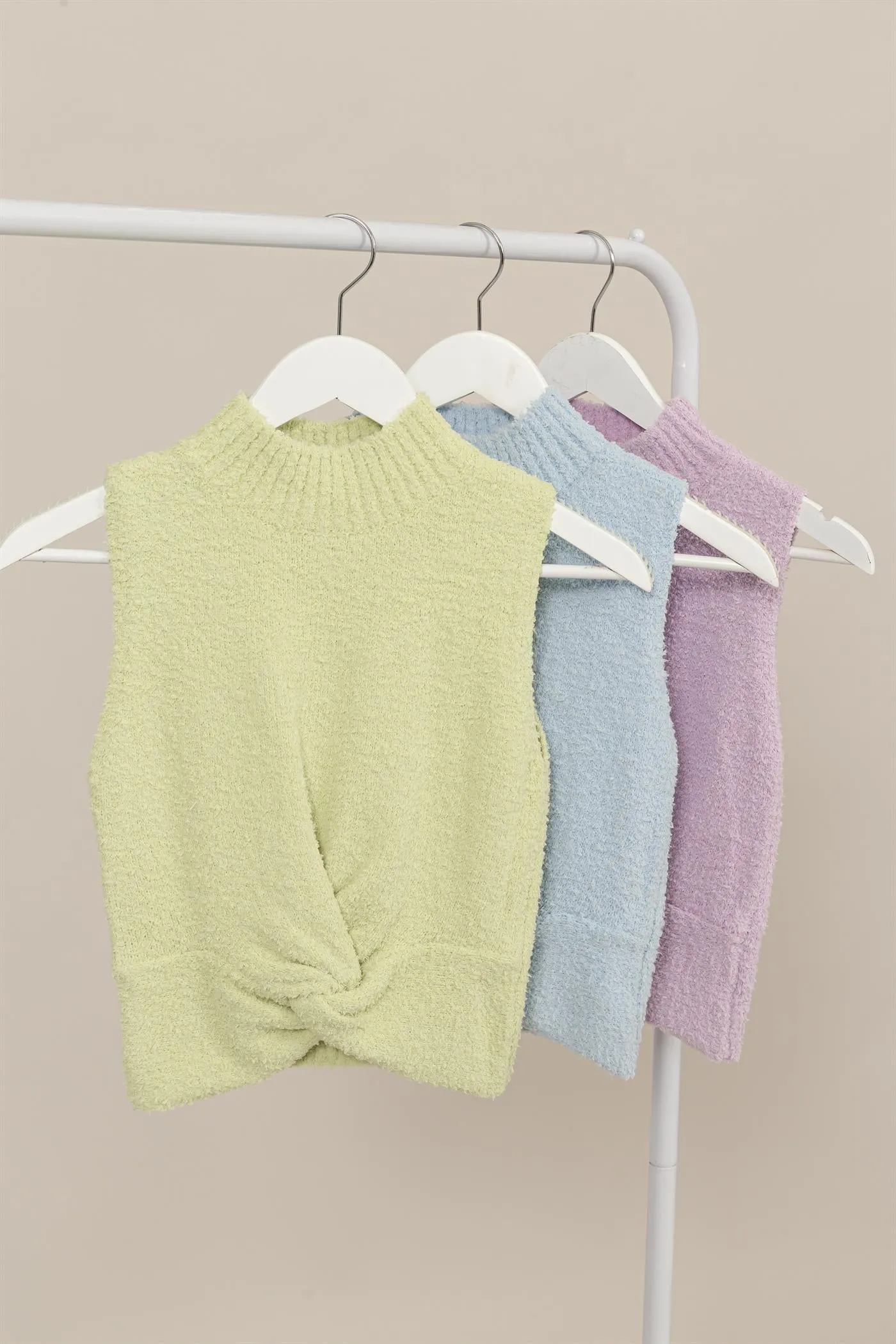 HF24F717-SLEEVELESS FUZZY KNIT TOP