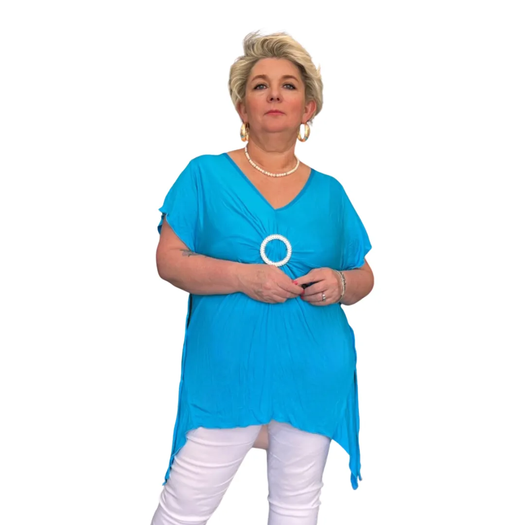 ROCKTHOSECURVES HANKY HEM SHORT SLEEVE V NECK TOP WITH CIRCLE BROOCH