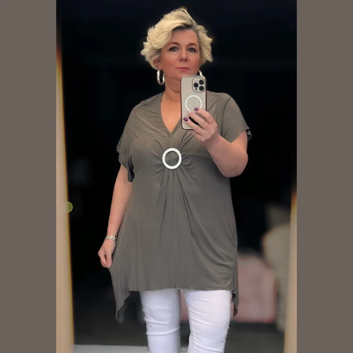 ROCKTHOSECURVES HANKY HEM SHORT SLEEVE V NECK TOP WITH CIRCLE BROOCH